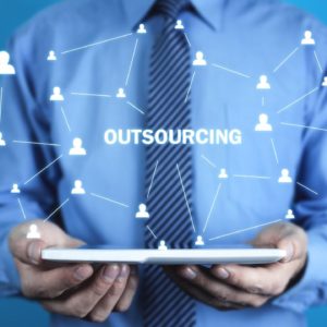 Outsourcing IT dla małych i średnich przedsiębiorstw: Korzyści i możliwości