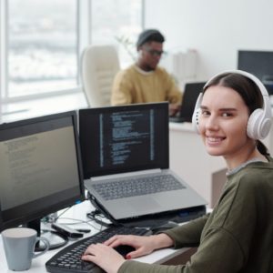 Bezpieczeństwo IT w firmie – jak firma informatyczna może zapobiec cyberatakom?