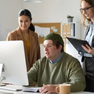 Obsługa informatyczna Warszawa dla branży medycznej, prawniczej i e-commerce – case studies