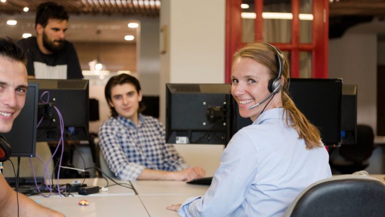Outsourcing helpdesk Warszawa – jak zapewnić szybkie wsparcie pracownikom?