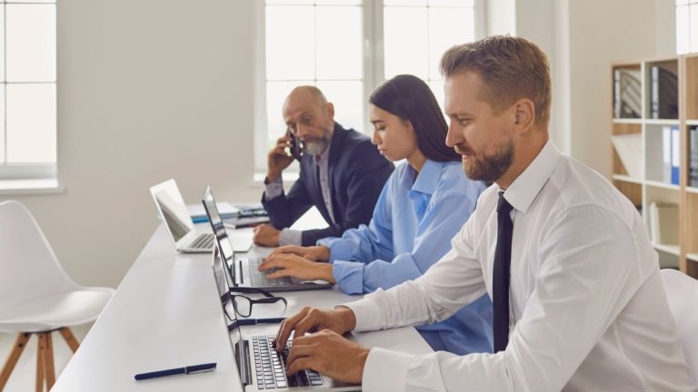 5 powodów dlaczego warto skorzystać z usług informatycznych w Warszawie