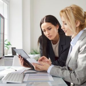 Efektywność outsourcingu helpdesku dla firm w Warszawie: korzyści i wyzwania