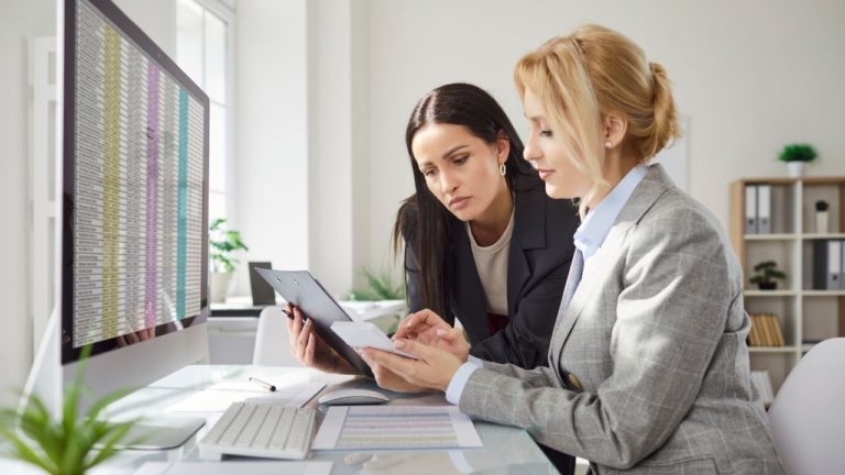 Efektywność outsourcingu helpdesku dla firm w Warszawie: korzyści i wyzwania