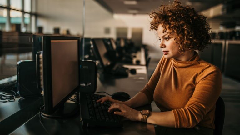 7 Powodów, Dla Których Warto Skorzystać z Usług Informatycznych w Warszawie