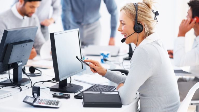 5 powodów, dla których warto skorzystać z usług outsourcingowego helpdesku w Warszawie