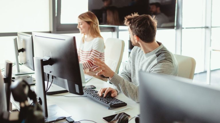 Zalety outsourcingu IT dla firm w Warszawie: jak oszczędzić czas i pieniądze?